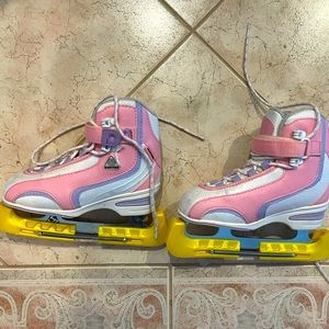 Girls ice size 1 skates with blade guards